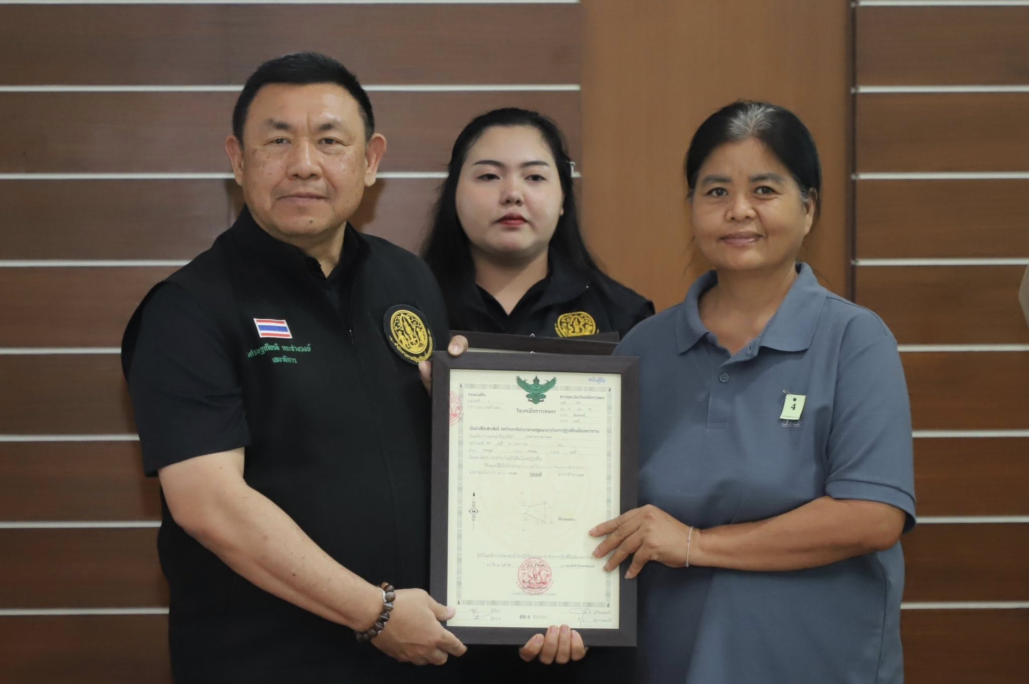 title - รมช.เกษตรฯ มอบโฉนดเพื่อการเกษตร โฉนดต้นไม้ ยกระดับที่ดินทำกินในกระบี่ หนุนเกษตรกรเข้าถึงแหล่งทุน